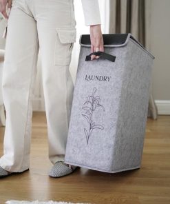 Kapaklı ve kulplu gri deri detaylı Laundry yazılı dik çamaşır sepeti